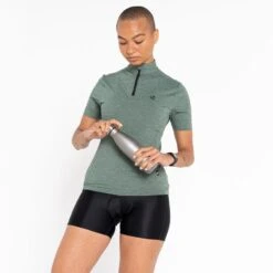 Dare 2b Pedal Through It Maillot De Fitness Zippé à Moitié Pour Femme - Vert 10 Dare 2b Pedal Through It Maillot De Fitness Zippé à Moitié Pour Femme - Vert -Vélo Mania pedal through it maillot de fitness zippe a moitie pour femme vert 3