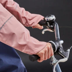 BTWIN PONCHO PLUIE VÉLO 900 ROSE / BLEU MARINE 11 BTWIN PONCHO PLUIE VÉLO 900 ROSE / BLEU MARINE -Vélo Mania poncho pluie velo 900 rose bleu marine 4